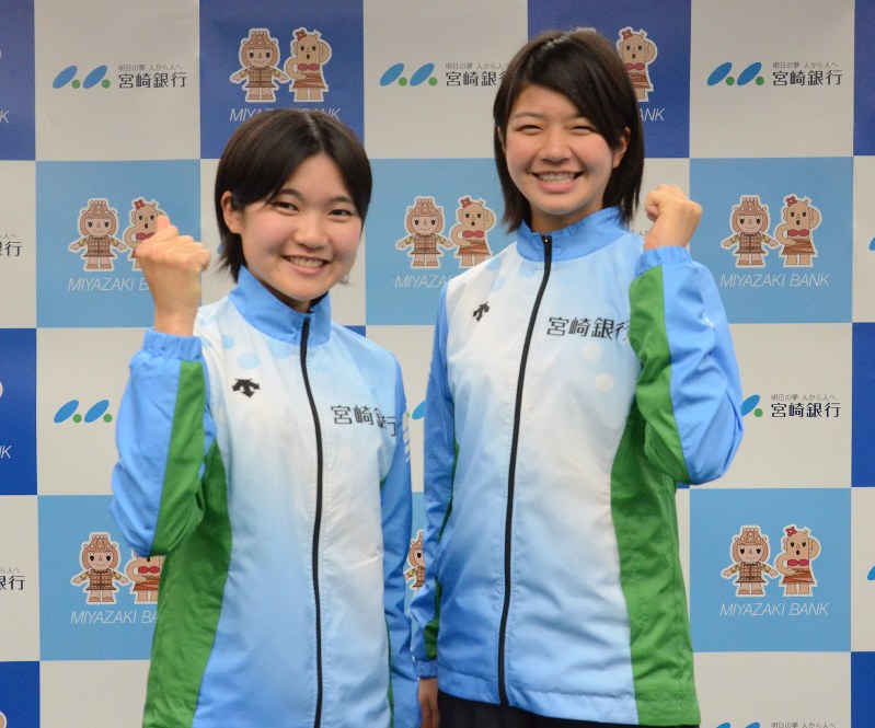 活躍を誓う新入部員の黒木選手(左)と陣内選手