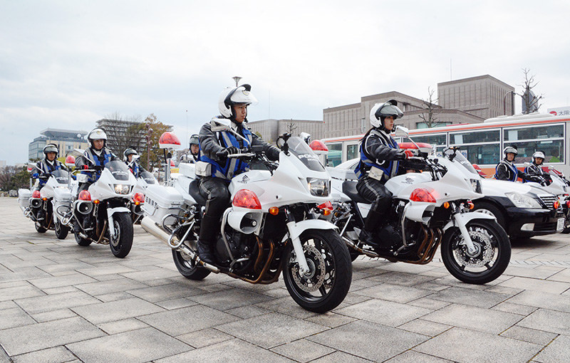 春の全国交通安全運動で滋賀県内のパトロールに出発する白バイやパトカー=大津市の大津港で、森野俊撮影