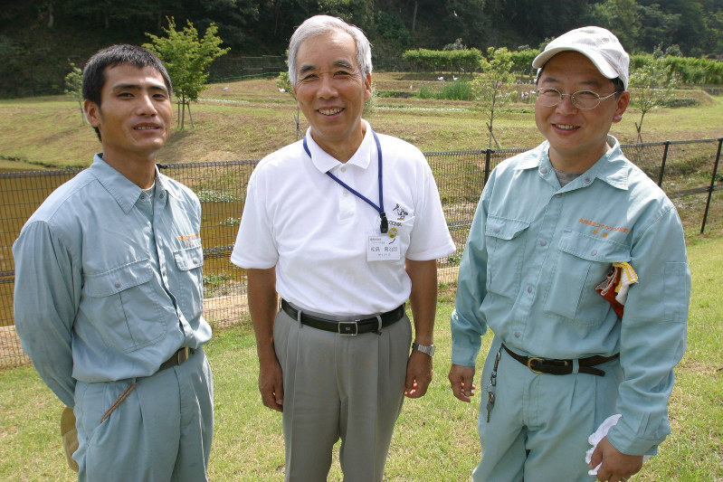 郷公園西公開ケージ前に飼育員の“3世代”がそろった。(左から)吉沢さん、松島さん、佐藤さん=今年9月13日