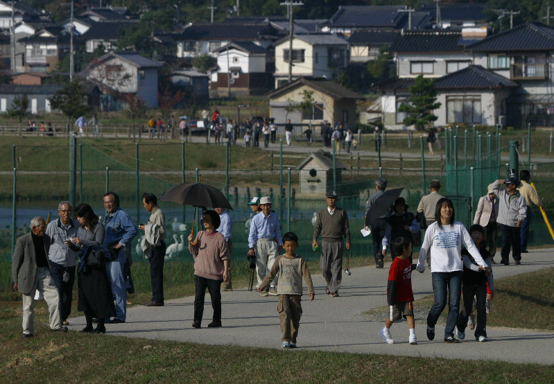 放鳥後初となった今年の郷公園特別公開には計2400人が訪れた=11月5日