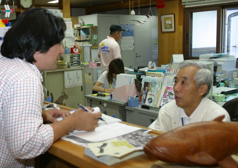 記者の質問に答える松島興治郎さん(右)=豊岡市立コウノトリ文化館で9月16日、池田啓さん写す
