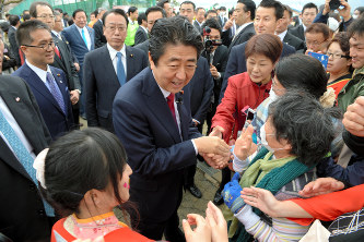 「富岡町復興の集い」の会場に到着した安倍晋三首相(中央)=福島県富岡町で2017年4月8日午前11時43分(代表撮影)