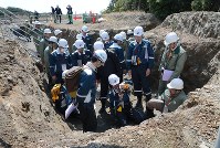 浜岡原発敷地内で調査をする原子力規制委のメンバーら＝御前崎市で