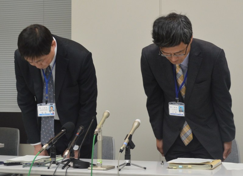 記者会見で謝罪する(左から)斎藤賢・県政策法務課長と目黒敦・県文書館長=県庁で