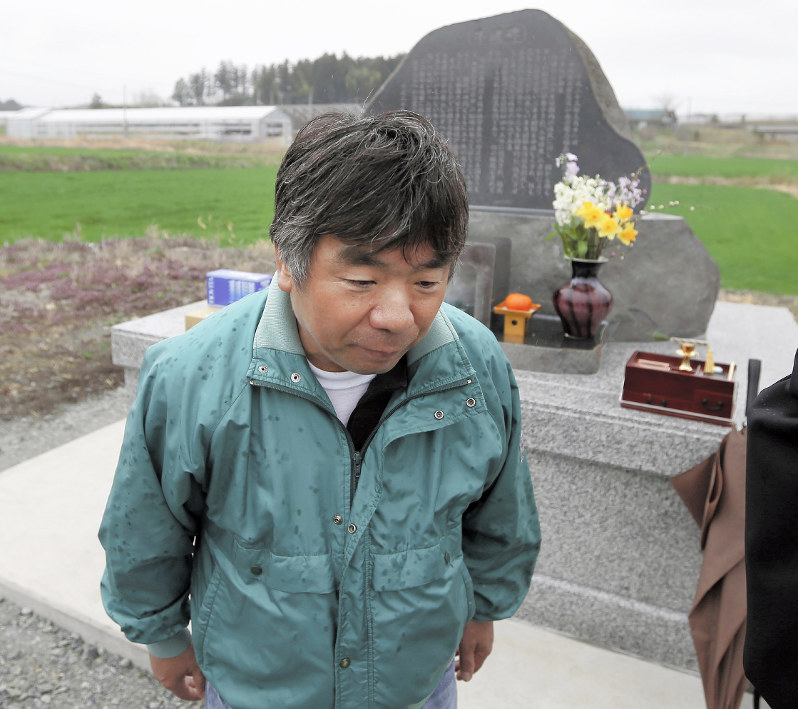 小高区大富地区の酪農家の仲間たちと建立した牛魂碑に線香を供え、祈りをささげた渡部隆雄さん=福島県南相馬市で2017年4月8日午前9時17分、小出洋平撮影