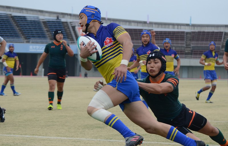 【京都成章-東福岡】前半2分、京都成章のFB二村が相手を振り切り先制のトライを挙げる=埼玉県の熊谷スポーツ文化公園陸上競技場で2017年4月8日午前11時2分、谷口拓未撮影
