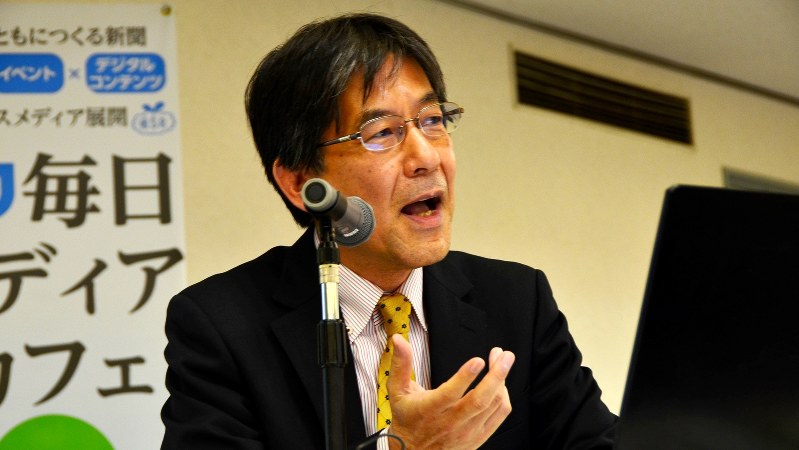 東芝の現状を報告する今沢真・経済プレミア編集長=東京都千代田区の毎日ホールで2017年4月6日