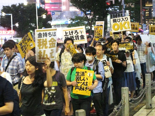 貧困バッシングに抗議する新宿デモ=2016年8月27日