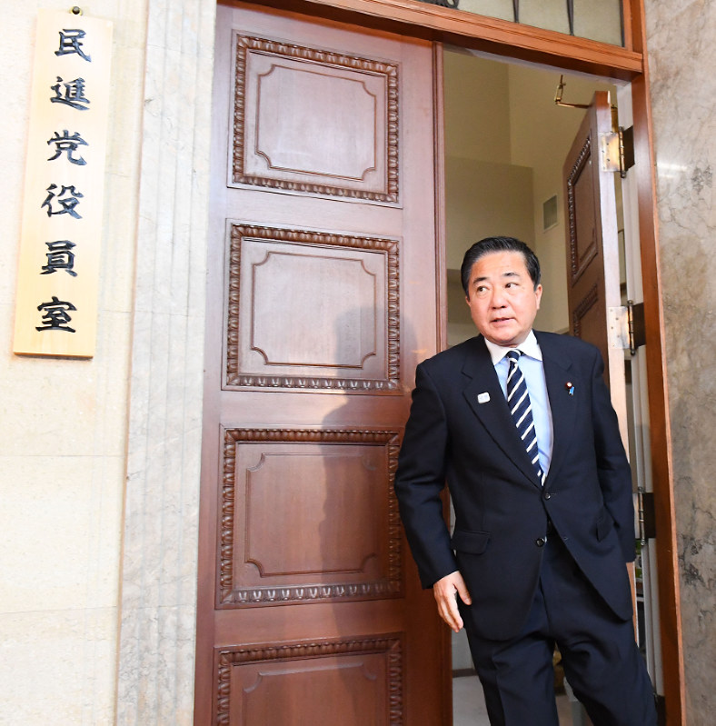 民進党からの離党届を野田佳彦幹事長に提出後、国会内の同党役員室を出る長島昭久氏=2017年4月10日午前10時40分、川田雅浩撮影