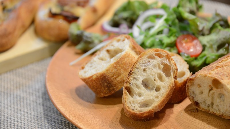 もっちりした食感で食べ飽きない充麦のバゲット=小高朋子撮影