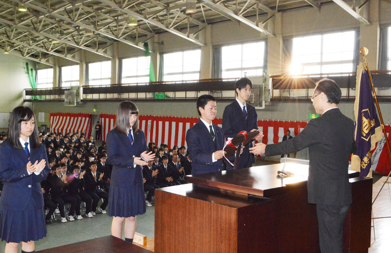 第８９回選抜高校野球 多治見高に表彰の盾 応援団賞優秀賞 地域に贈られた賞 岐阜 毎日新聞