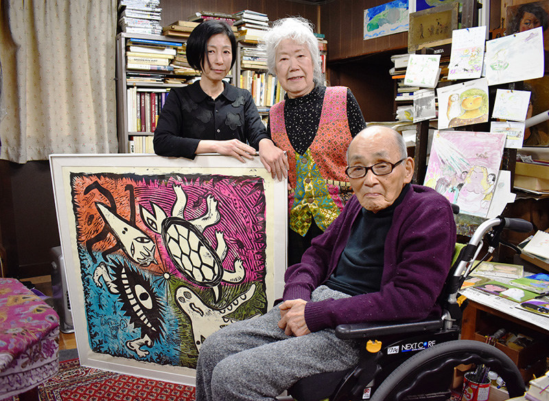 吉岡三紀さん作「BEAT the BEASTS」を囲む(右から)黒田暢さん、冨紀子さん、真里さん=京都市北区で、澤木政輝撮影