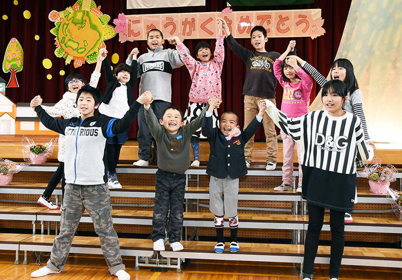 １人 入学式 全校児童１２人が大歓迎 三田 母子小 兵庫 毎日新聞