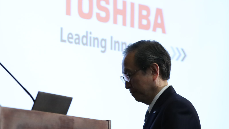 記者会見に臨む東芝の綱川智社長=2017年4月11日、小出洋平撮影