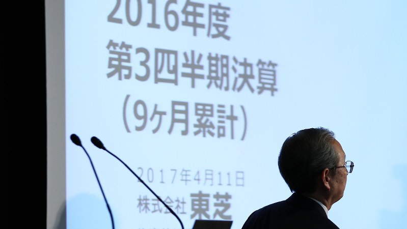 東芝は監査法人の承認を得られないまま決算発表を強行した=2017年4月11日、小出洋平撮影