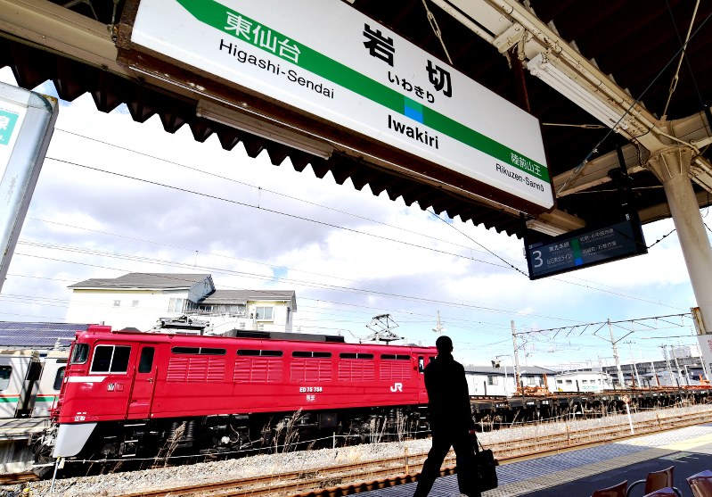 線路はつづくよ 東北の春 電気機関車 ed75 力持ち も老朽化 特急けん引 東北に一時代 宮城 毎日新聞 線路はつづくよ 東北の春 電気機関車 ed75 力持ち も老朽化 特急けん引 東北に一時代 宮城 毎日新聞