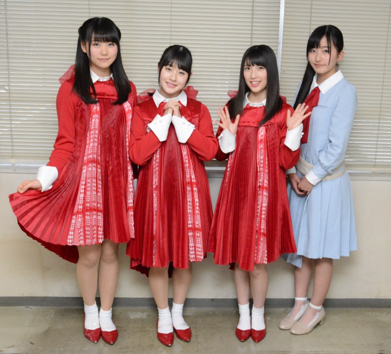 社屋を訪れた(左から)小熊倫実さん、加藤美南さん、佐藤杏樹さん、高橋真生さん=新潟市中央区で