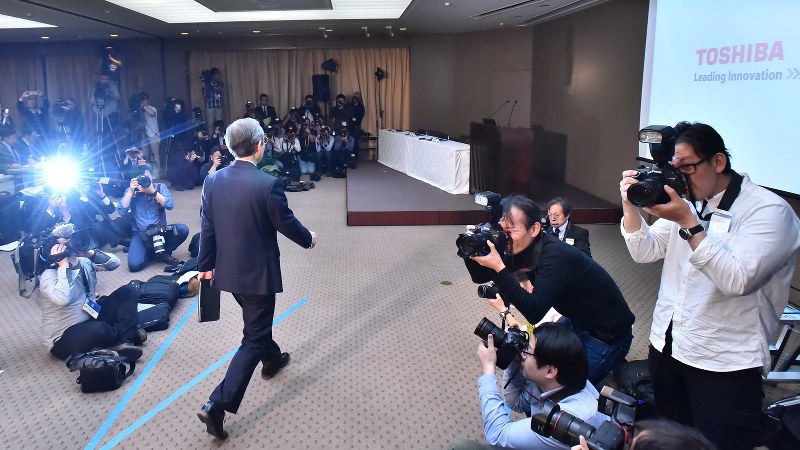 記者会見に臨む東芝の綱川智社長(中央)=2017年4月11日、宮間俊樹撮影