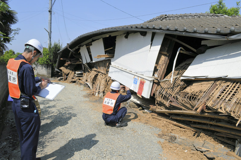 熊本県益城町で活動する「家屋被害認定士」の兵庫県淡路市職員=2016年4月、兵庫県淡路市提供