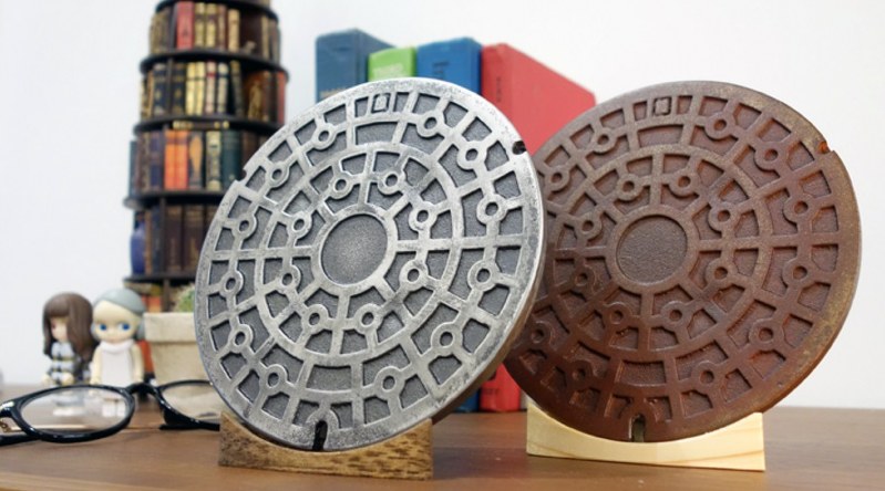 マンホール：工事資材販社がミニチュア販売 インテリアに | 毎日新聞