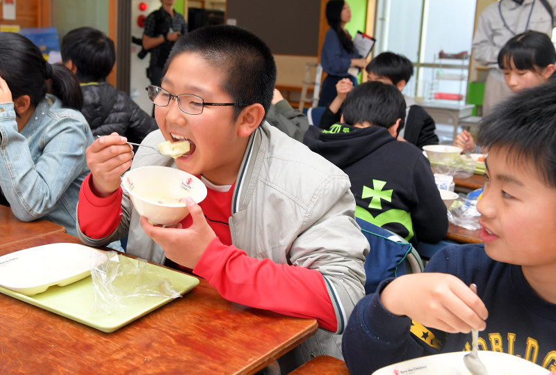 久しぶりの温かい給食を楽しむ子どもたち=熊本県益城町の町立益城中央小で2017年4月12日午後1時3分、森園道子撮影