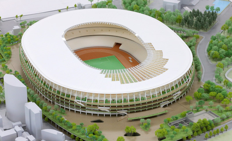 報道陣に公開された新国立競技場の模型=長谷川直亮撮影