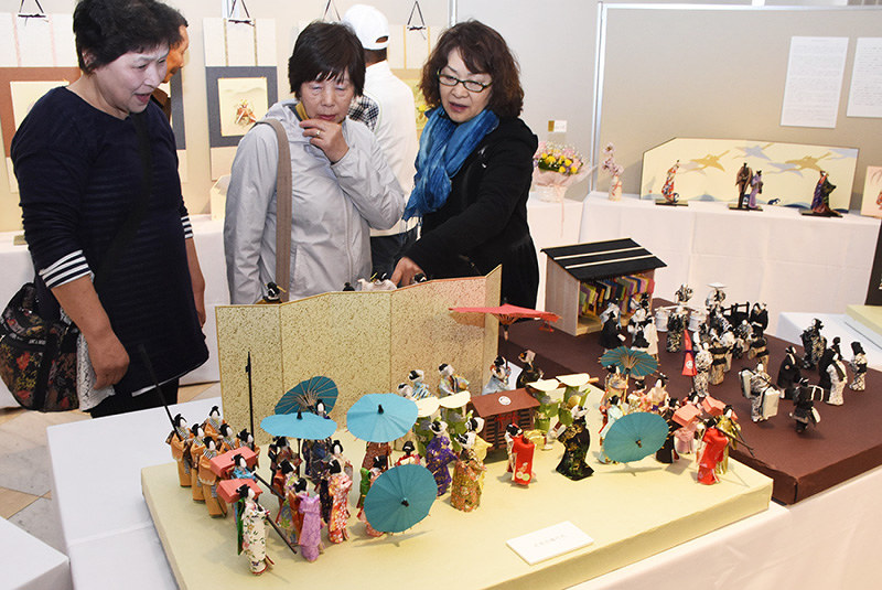 因州和紙を使って作られた人形を眺める来館者=鳥取市西町3のわらべ館で、園部仁史撮影