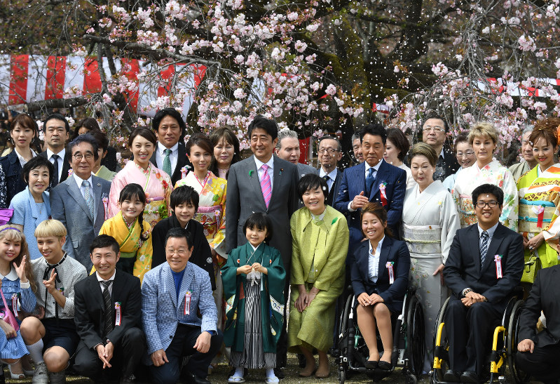 桜を見る会で招待者に囲まれ、笑顔を見せる安倍晋三首相(中央左)と妻昭恵さん(同右)=東京都新宿区の新宿御苑で2017年4月15日午前9時48分、竹内紀臣撮影