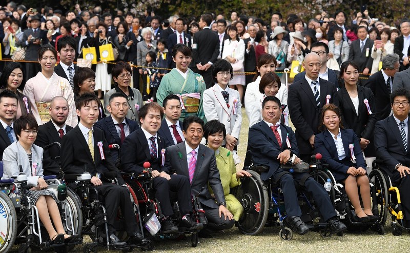 桜を見る会：安倍首相主催 1万6500人が出席 [写真特集7/12