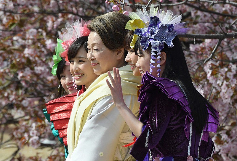 桜を見る会：安倍首相主催 1万6500人が出席 [写真特集9/12