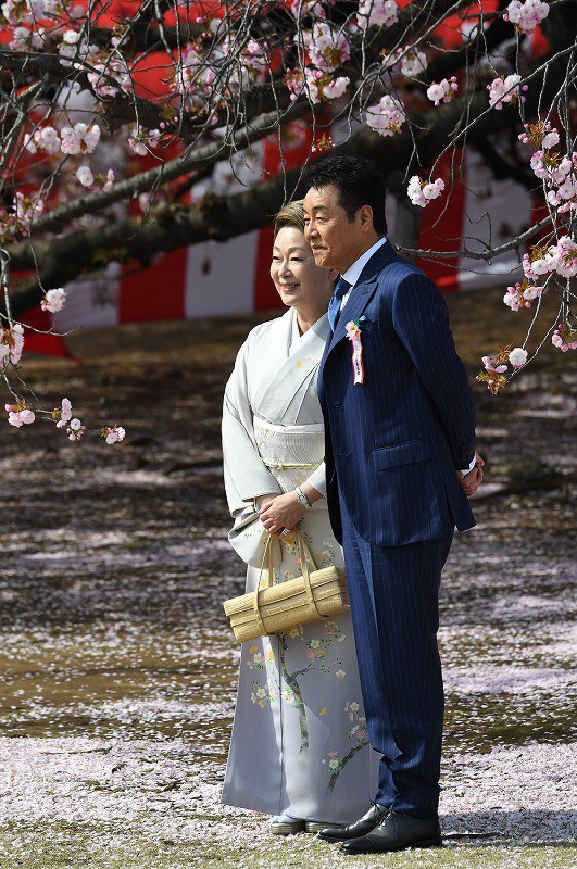 桜を見る会：安倍首相主催 1万6500人が出席 [写真特集15/12