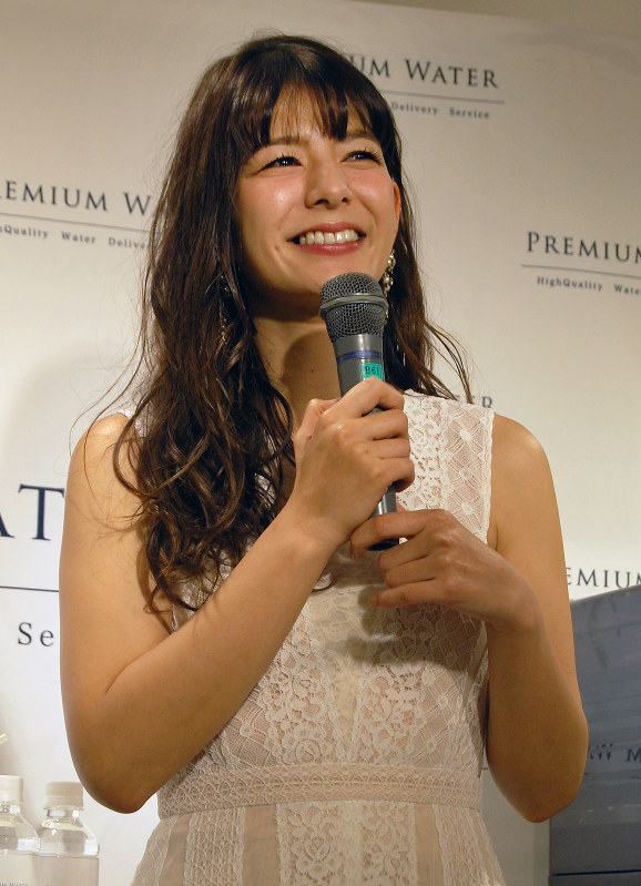 JR博多シティの熊本復興支援のトークショーに登場したスザンヌさん=福岡市博多区で2017年4月14日、末永麻裕撮影