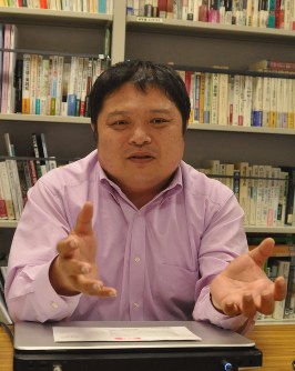 ４市長選について語る東北大の河村和徳准教授＝仙台市で
