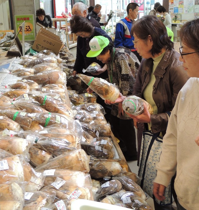 大多喜のタケノコ 旬を迎える 道の駅 開店と同時ににぎわい 千葉 毎日新聞