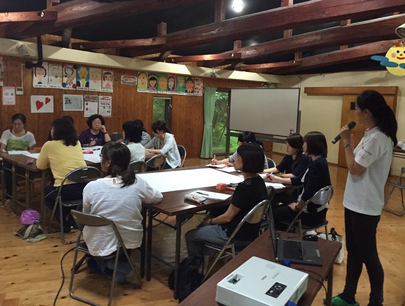 熊本地震後、熊本市保育園連盟が開いた「子どものためのPFA」の研修会=熊本市内で、セーブ・ザ・チルドレン・ジャパン提供