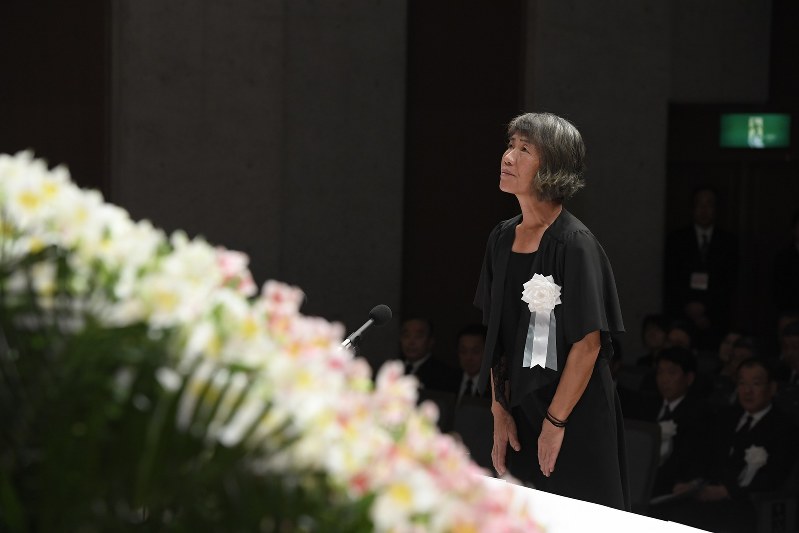 熊本県益城町主催の熊本地震犠牲者追悼式で追悼の言葉を終え、祭壇を見つめる遺族代表の河添登志子さん=熊本県益城町で2017年4月15日午前11時9分(代表撮影)