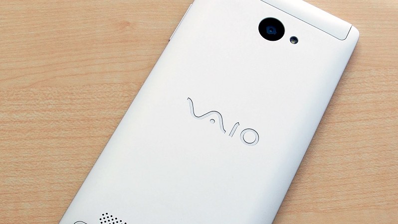 アルミを削り出して作ったボディーに「VAIO」のロゴ