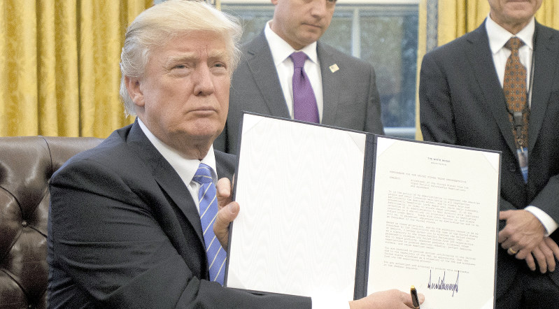 TPP離脱の大統領令に署名したトランプ米大統領=米ホワイトハウスで1月23日、UPI共同