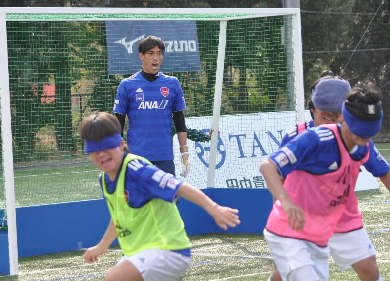 ブラインドサッカーの代表合宿に初参加した榎本=千葉市で2017年4月16日午後3時40分、岩壁峻撮影