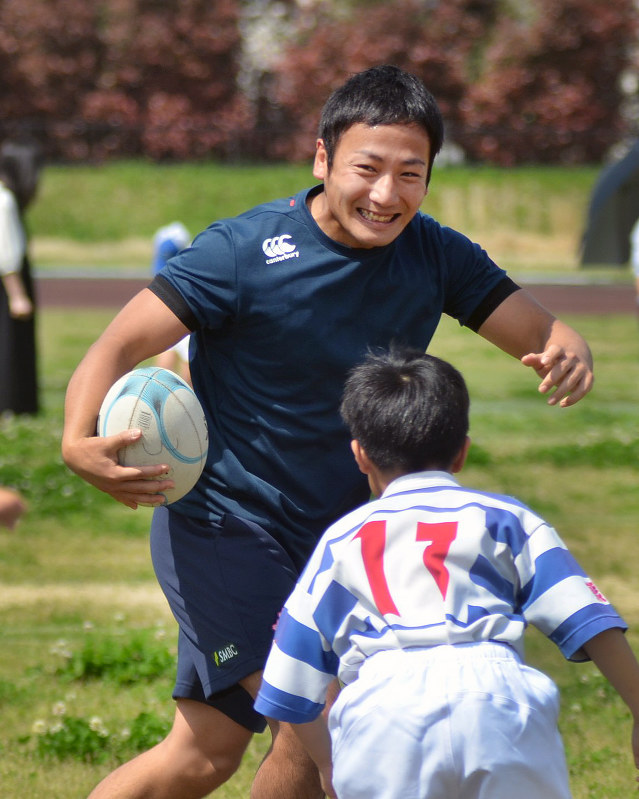 熊本地震:ラグビー日本代表主将が小中学生らと交流 , 毎日新聞