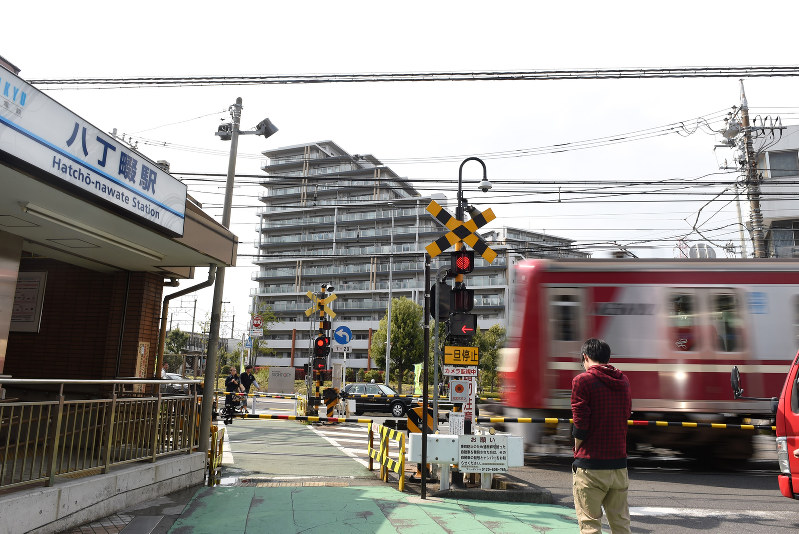 男性2人が列車にはねられ死亡した京急電鉄の踏切=川崎市川崎区で2017年4月15日午後1時59分、竹内紀臣撮影