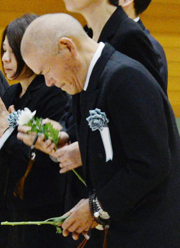 熊本県南阿蘇村の追悼式で献花する鳥居政次さん=山下俊輔撮影