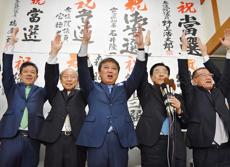 富山市長選で当選を確実にし、支持者らとともに万歳する森雅志さん(中央)=富山市太郎丸本町3の事務所で、青山郁子撮影