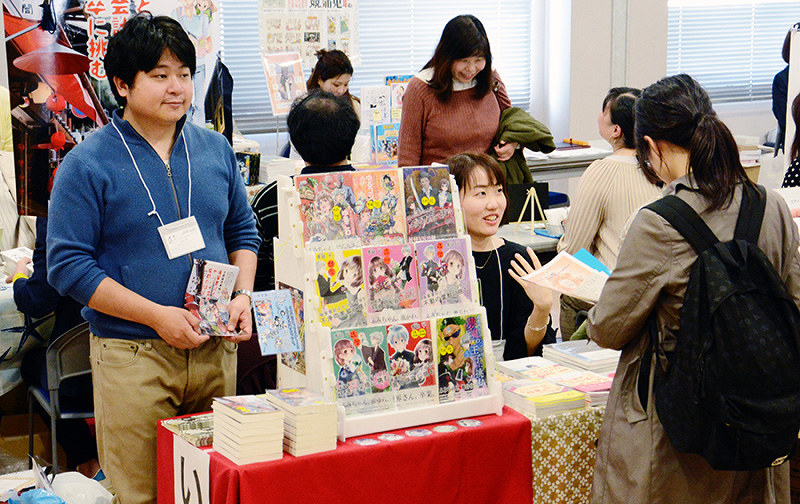 思い思いの文学作品を並べる出店者たち=金沢市武蔵町のITビジネスプラザ武蔵で、石川将来撮影