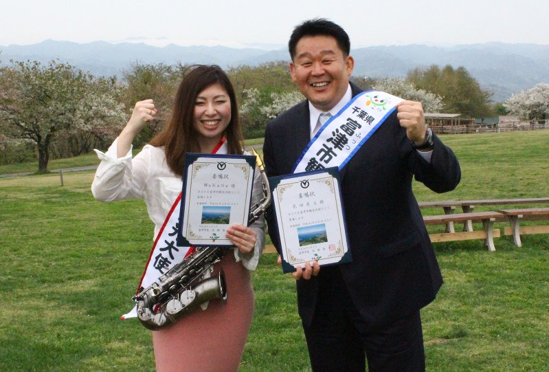 元横綱・若乃花の花田虎上さん(右)とサックス奏者WaKaNaさん=富津市田倉のマザー牧場で