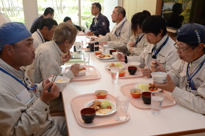 一般向けに開放された大熊食堂で昼食を取る復興関連の作業員ら=大熊町大川原で2017年4月17日、土江洋範撮影