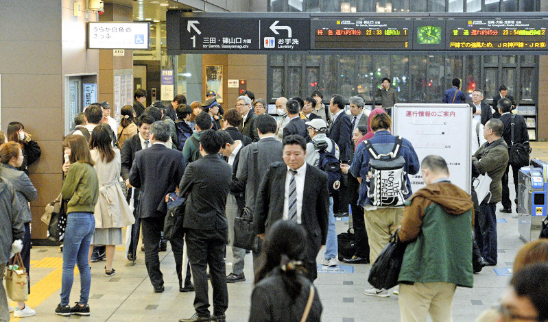 大雨の影響で運転が見合わせとなり、改札口付近で運行再開を待つ人たち=兵庫県宝塚市のJR宝塚駅で2017年4月18日午前0時19分、平川義之撮影