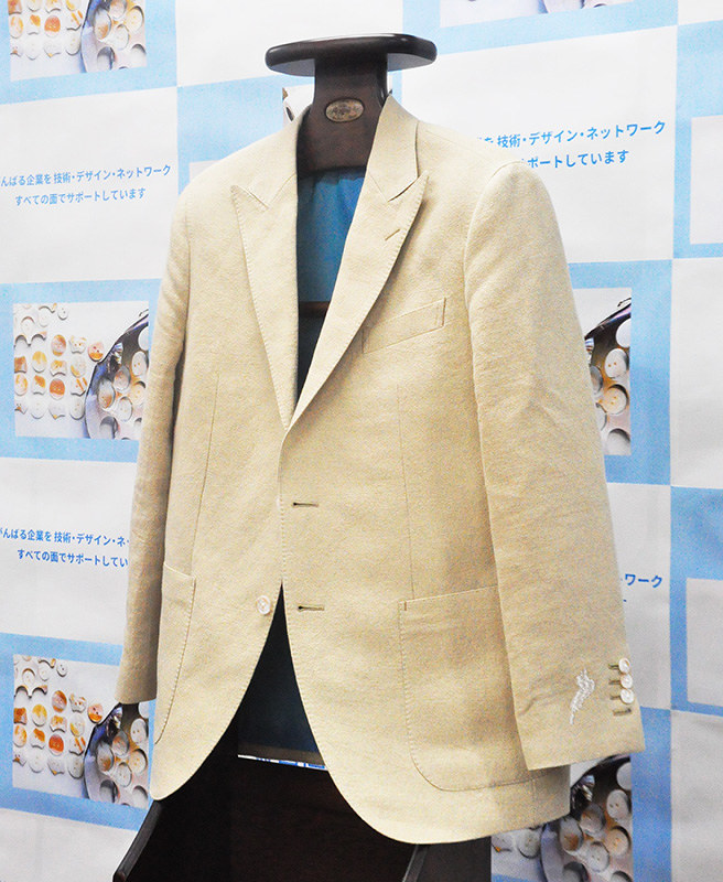 地元の技術を生かして和紙で作った「滋賀ジャケット」=滋賀県庁で、大原一城撮影