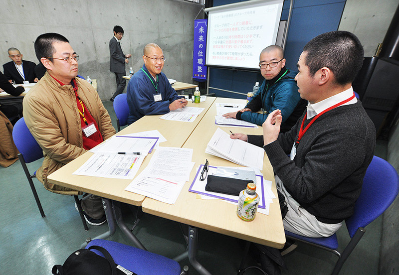 「未来の住職塾」の一日体験教室で熱く意見を交わす僧侶ら=大阪市天王寺区で、花澤茂人撮影