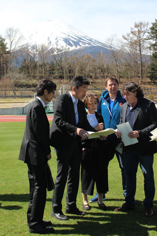 富士北麓公園陸上競技場で、施設の説明を受けるフランスラグビー協会のクリストフ・レイ氏(右端)ら=富士吉田市上吉田で